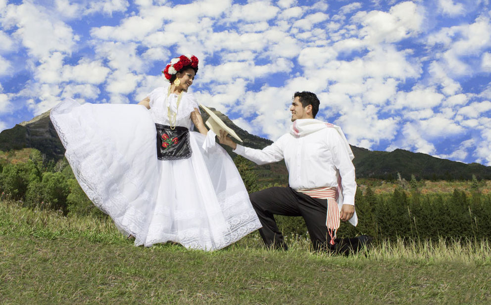 man proposing to woman